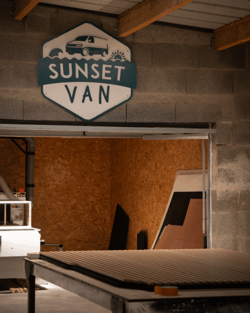 Enseigne Sunset Van fixée au-dessus de l'entrée de l'atelier